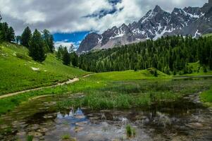 lago espelho Ceillac dentro queyras dentro hautes Alpes dentro França foto