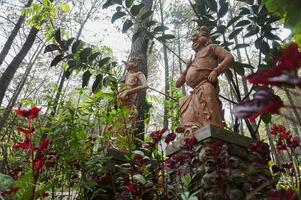 Wayang punokawan estátua, bedengan acampamento site, Malang, Indonésia foto