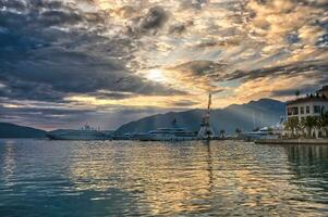 pôr do sol dentro porto Montenegro foto