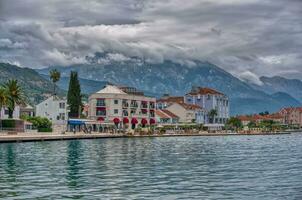 Cidade do tivat a partir de a mar foto