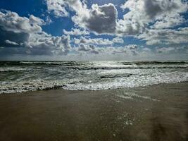 impressões do a sem fim de praia às a norte mar dentro blavand Dinamarca foto