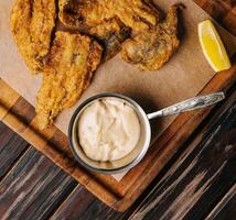 frito bacalhau filé peças em de madeira bandeja foto