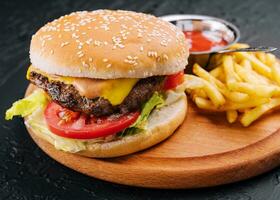 fresco hamburguer com francês fritas em madeira foto