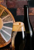 vidro do Sombrio Cerveja e garrafa em de madeira foto