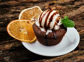 chocolate fundente bolo, fundido lava bolo com limão fatias foto