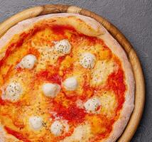 margherita pizza com mozzarella e tomate molho foto