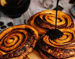 doce chocolate canela rolos em madeira foto