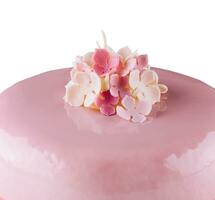 Rosa mousse bolos decorado em branco prato foto