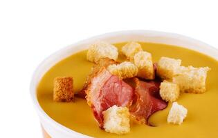 salgado cremoso abóbora sopa coberto com frito bacon foto