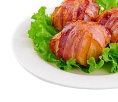 torcido rolos com bacon em branco prato foto