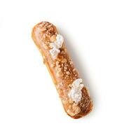 eclair com caramelo e nozes em branco foto