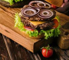 fechar acima Visão do fêmea cozinhando fresco saboroso hamburguer foto