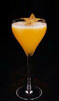 refrescante carambola martini coquetel com champanhe foto