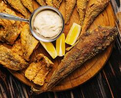 frito vermelho salmonete peixe em de madeira borda foto