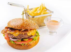 carne hamburguer com bacon e francês fritas foto