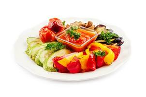 grelhado colorida legumes em branco prato foto
