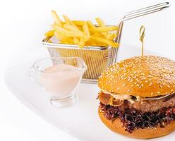 Hamburguer de queijo com carne empada, bacon e francês fritas foto