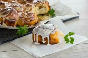 cozinhou cozido doce cinnabon com creme dentro cozimento papel . foto