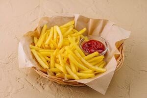 francês fritas com ketchup dentro cesta foto