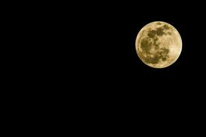 a lua é visto dentro a Sombrio céu foto