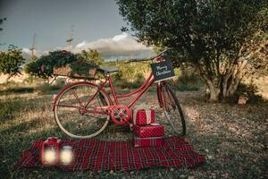 ao ar livre Natal sessão com lanterna e vermelho bicicleta foto