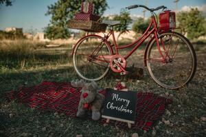 ao ar livre Natal sessão com bicicleta com presentes foto