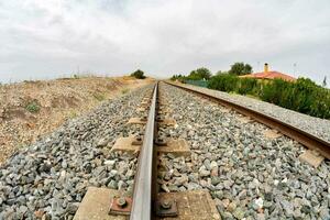 Ferrovia faixas dentro a deserto foto