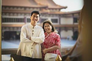 ásia casal vestindo chinês tradição terno foto