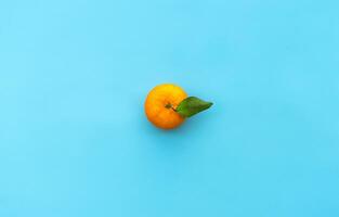 laranja fruta isolado em azul fundo. depois de alguns Editar% s. foto