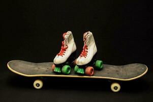 dois pares do rolo patins em topo do uma skate foto