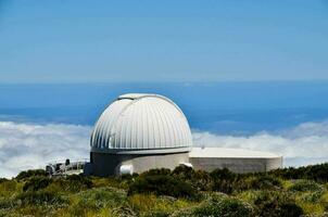 telescópio em topo do uma montanha foto