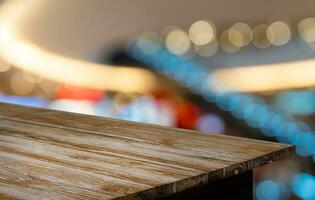 esvaziar madeira mesa topo e borrão do Fora porta jardim fundo esvaziar de madeira mesa espaço para texto marketing promoção. em branco madeira mesa cópia de espaço para fundo foto