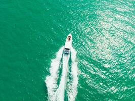 aéreo Visão do Rapidez barco às Alto Rapidez dentro a aqua mar, zangão Visão foto