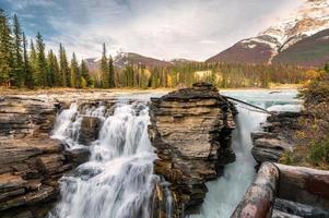 Athabasca falls corredeiras fluindo em uma cachoeira no parque nacional de jaspe foto