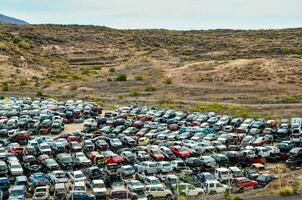 uma ampla estacionamento muitos cheio do carros foto