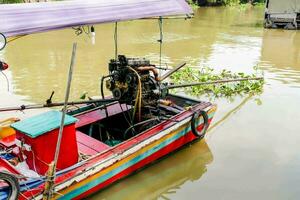 uma barco com uma motor e uma marquise em isto foto