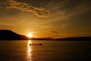 a vida dos pescadores ao longo do belo pôr do sol no rio mekong