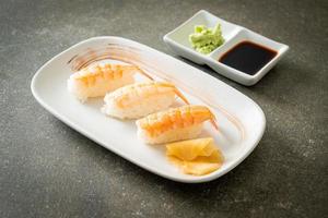 sushi de camarão ou sushi ebi nigiri foto