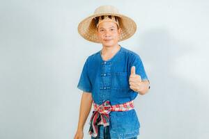 agricultor masculino asiático em um fundo branco foto