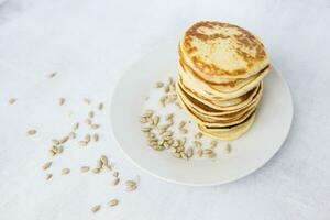 caseiro panquecas em kefir em uma branco placa. cozinhando às lar, feito em casa Comida. espaço para texto. foto