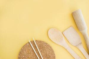 uma conjunto do ecológico bambu talheres em amarelo fundo. conceito do uma livre de resíduos estilo de vida. zero desperdício lar. foto