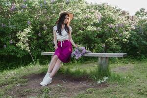 uma elegante menina com Sombrio cabelo, uma Primavera retrato dentro lilás tons dentro verão. brilhante profissional inventar. foto