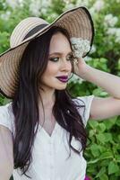 uma elegante menina com Sombrio cabelo, uma Primavera retrato dentro lilás tons dentro verão. brilhante profissional inventar. foto