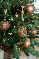 bronze bolas em a Natal árvore fechar-se. Natal árvore Projeto decorações. a conceito do a comemorar Novo ano e Natal. foto