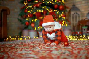 pequeno surpreso criança dentro santa traje dentro festivo quarto em Natal véspera. menina em fundo do Natal árvore. foto