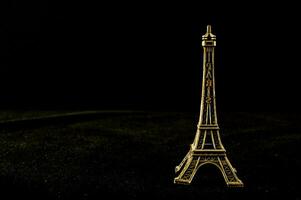 uma ouro miniatura do a eiffel torre foto