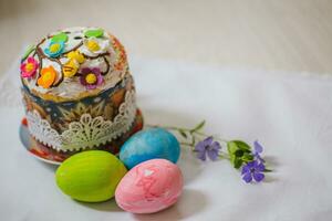 Páscoa bolo com ovos e uma flor vinca. Páscoa fundo. auto-assado Páscoa bolo. ortodoxo tradições e feriados foto