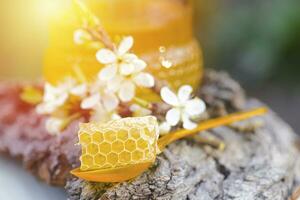 quebrado amarelo favo de mel com querida em mesa. querida produtos. saudável natural Comida conceito foto