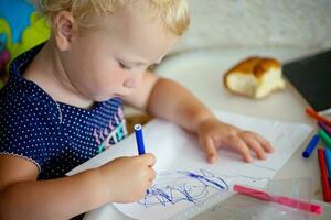 mãos do uma pequeno criança desenhando marcadores. criatividade do bebês. cedo desenvolvimento foto