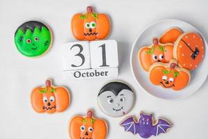 cookies engraçados de halloween com calendário de 31 de outubro em fundo branco. truque ou ameaça, feliz dia das bruxas, olá outubro, outono outono, festivo, festa e conceito de feriado